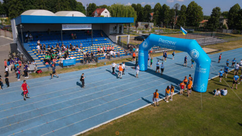 Zdjęcie w trakcie sztafety biegowej podczas Olimpiady Sportowej PPL 2023 organizowanej na Stadionie Miejskim w Pleszewie.