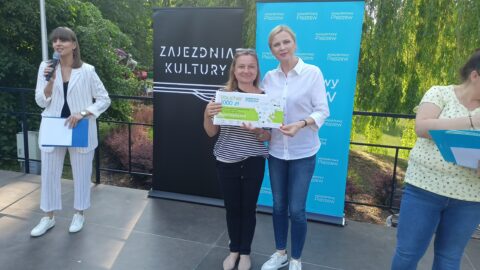 Wręczenie nagród przez zastępcę burmistrza MiG Pleszew w konkursach ekologicznych podczas Festynu Miejskiego z okazji Dnia Dziecka odbywającego się w Parku miejskim w Pleszewie.