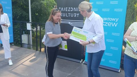 Wręczenie nagród przez zastępcę burmistrza MiG Pleszew w konkursach ekologicznych podczas Festynu Miejskiego z okazji Dnia Dziecka odbywającego się w Parku miejskim w Pleszewie.