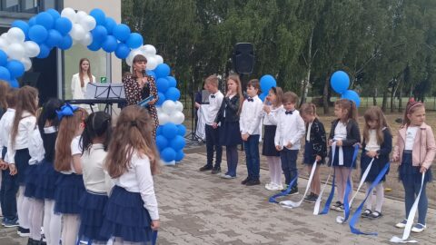Otwarcie szkoły w Lenartowicach wraz z występami najmłodszych.