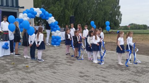 Występy dzieci podczas otwarcia szkoły w Lenartowicach.