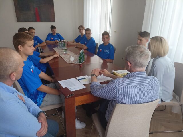 Młodzieżowa drużyna Westerstede jadąca na olimpiadę do Niemiec podczas spotkania z burmistrzami MiG Pleszew przed wyjazdem.