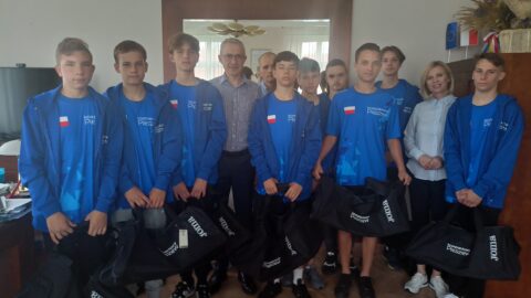 Młodzieżowa drużyna Westerstede z trenerem jadąca na olimpiadę do Niemiec podczas spotkania z burmistrzami MiG Pleszew przed wyjazdem.