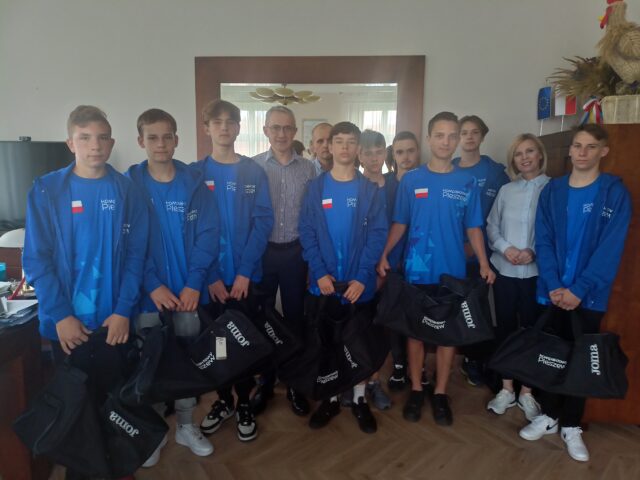 Młodzieżowa drużyna Westerstede z trenerem jadąca na olimpiadę do Niemiec podczas spotkania z burmistrzami MiG Pleszew przed wyjazdem.