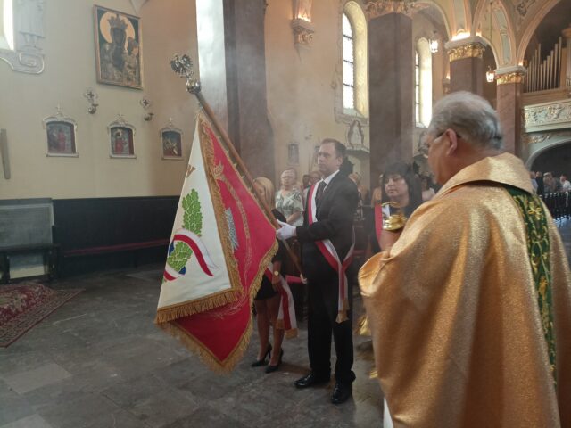 Poświęcenie sztandaru Miasta i Gminy Pleszew w kościele pw. Ścięcia św. Jana Chrzciciela w Pleszewie. 