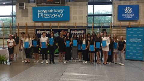 Zdjęcie grupowe nagrodzonych ósmoklasistów z ZSP w Kowalewie.