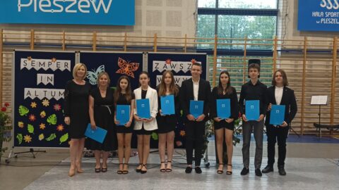 Zdjęcie grupowe nagrodzonych ósmoklasistów z ZSP w Lenartowicach.