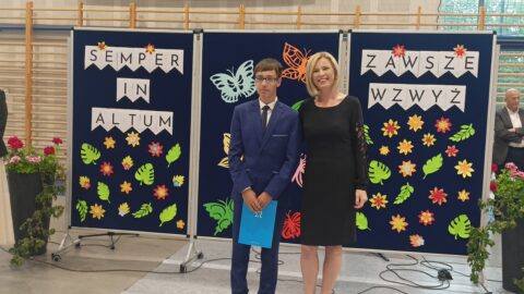 Na zdjeciu znajduje się uczeń Szkoły Podstawowej w Sowinie Błotnej nagrodzony listem gratulacyjnym przez Burmistrz Izabelę Świątek.