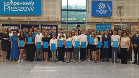 Zdjęcie grupowe nagrodzonych ósmoklasistów z ZSP nr 3 w Pleszewie.