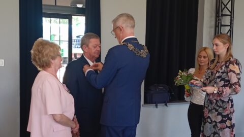 Odznaczenie Za Długoletnie Pożycie Małżeńskie wręczane przez Burmistrza MiG Pleszew parom obchodzącym Złote Gody.