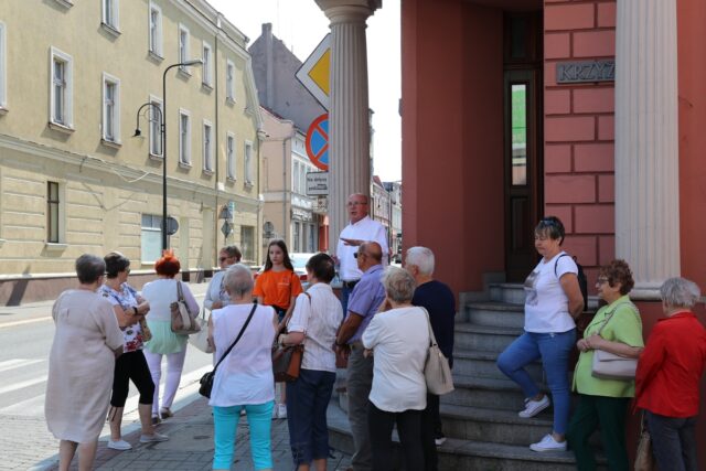 Historyczny spacer po mieście prowadzony przez dyrektora Muzeum Regionalnego w Pleszewie w ramach półkolonii senioralnych.