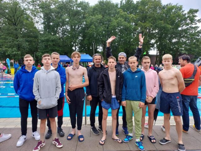 Reprezentacja młodzieżowa pleszewian na olimpiadzie sportowej w mieście partnerskim - Westerstede z trenerem oraz opiekunem podczas pływania.