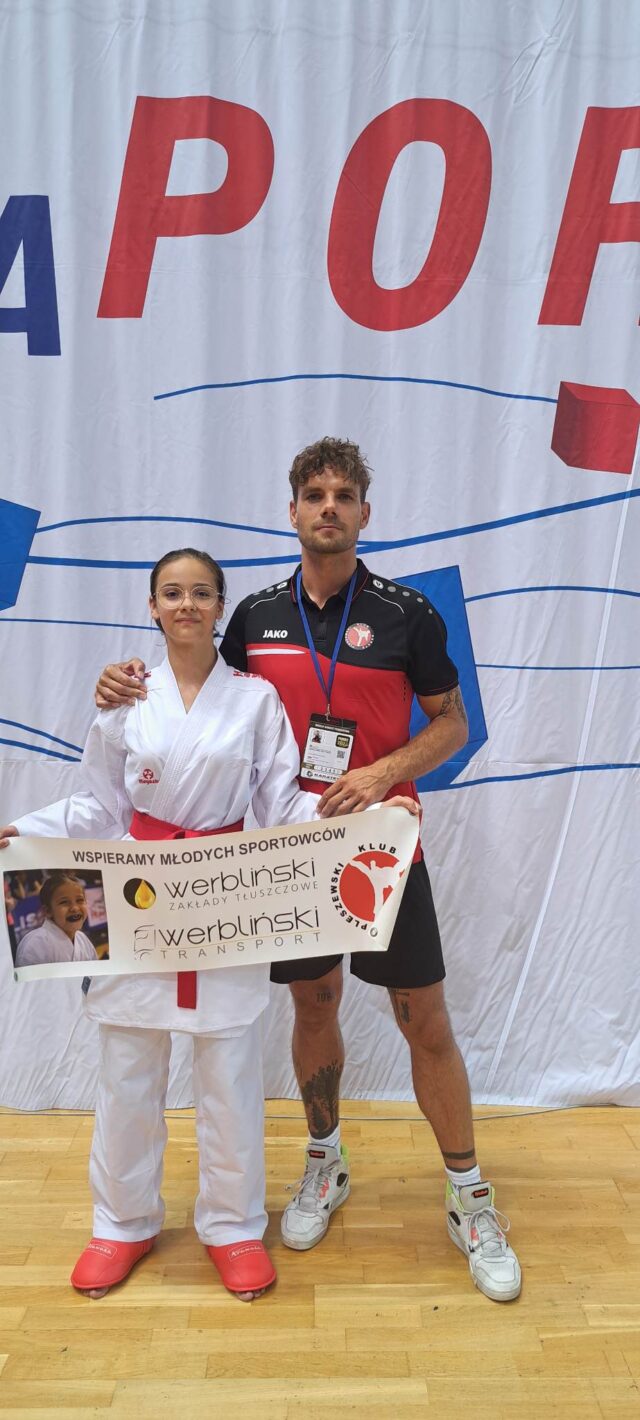 Zawodniczka PKK Pleszew Maja Kolanowska z trenerem Bartłomiejem Sołtysiakiem podczas zawodów karate w Chorwacji.