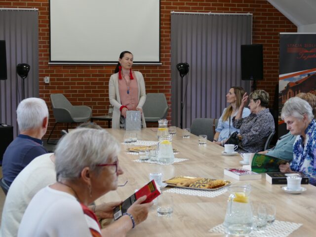 Spotkanie w Bibliotece Publicznej Miasta i Gminy Pleszew w ramach półkolonii senioralnych w Pleszewie.