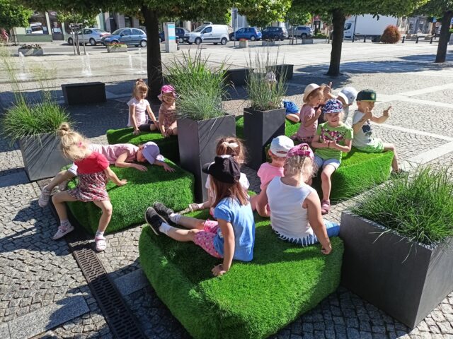 Dzieci korzystające ze strefy relaksu na pleszewskim Rynku.