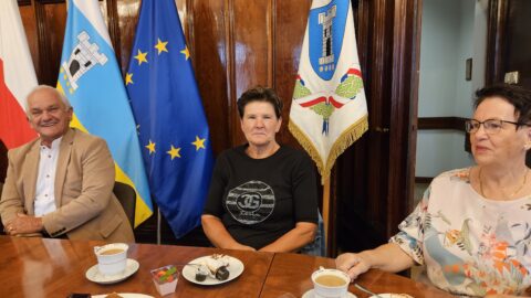 Trzy osoby siedzące przy stole: mężczyzna i dwie kobiety