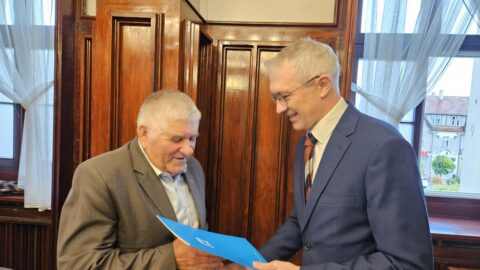 Burmistrz Pleszewa wręcza zaświadczenie sołtysowi
