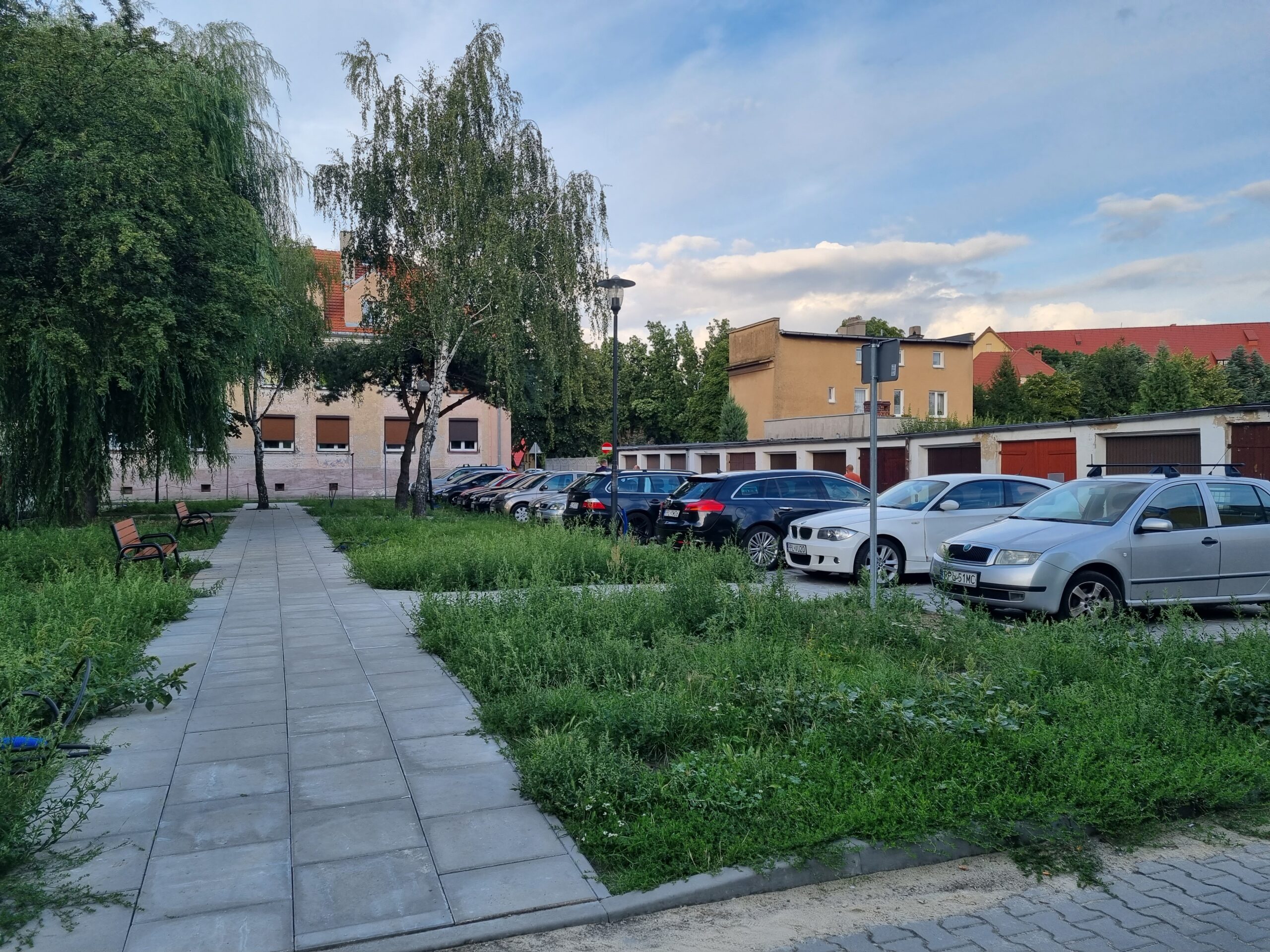 Chodnik i miejsca parkingowe na Osiedlu Wojska Polskiego po remoncie.