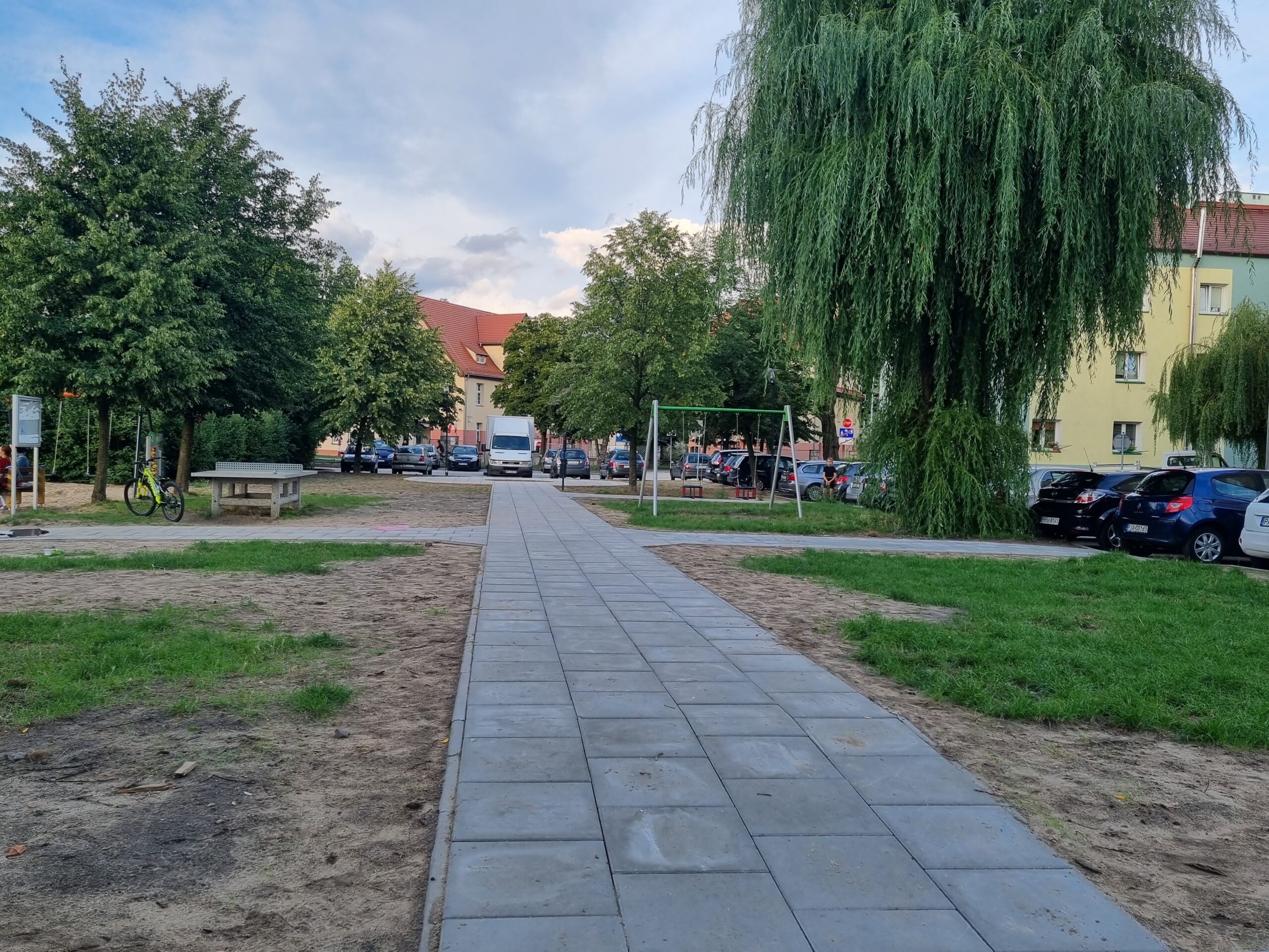Chodnik i miejsca parkingowe na Osiedlu Wojska Polskiego po remoncie.