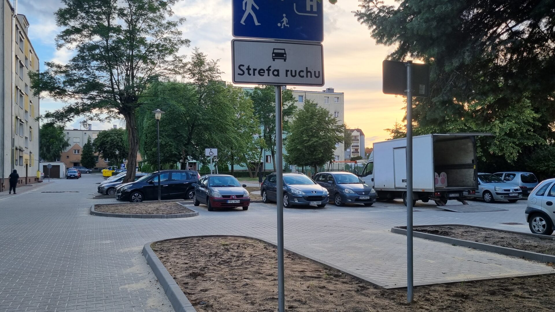 Wyremontowane drogi, chodniki i parkingi na Osiedlu Wojska Polskiego naprzeciwko dawnej jednostki wojskowej.