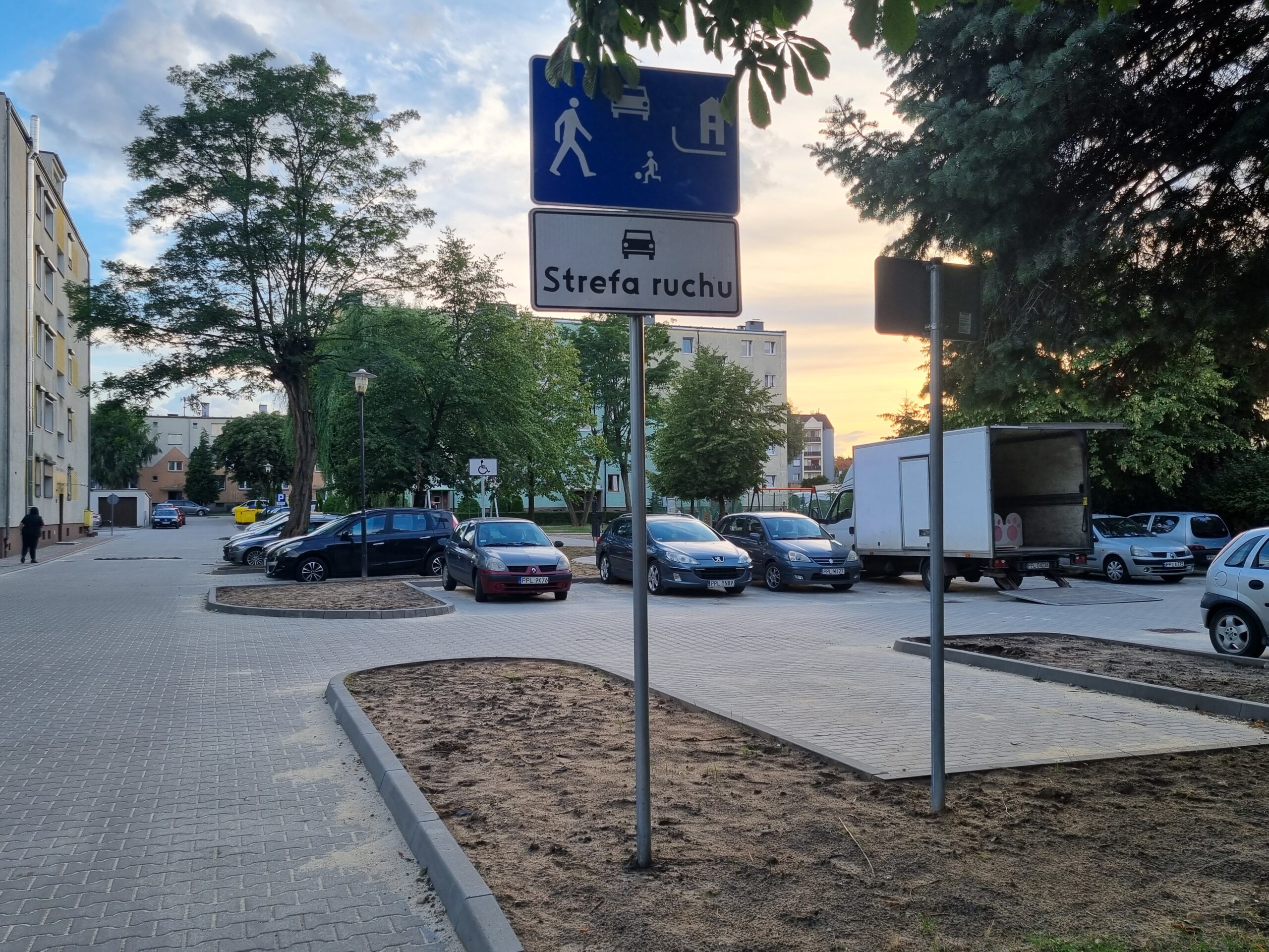Wyremontowane drogi, chodniki i parkingi na Osiedlu Wojska Polskiego naprzeciwko dawnej jednostki wojskowej.