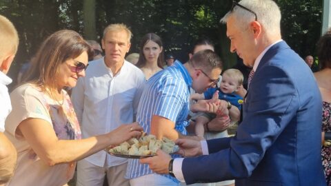 Dzielenie chleba z mieszkańcami Suchorzewa podczas dożynek wiejskich przez burmistrza MiG Pleszew.