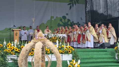 Msza Święta pod przewodnictwem Biskupa Kaliskiego odprawiana w trakcie Wojewódzko-Diecezjalnych Dożynek Wielkopolskich w Pleszewie.