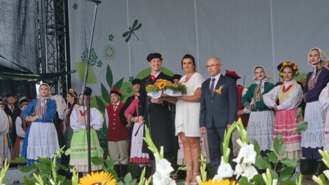 Obrzęd przekazania chleba przez Starostów Dożynkowych podczas Wojewódzko-Diecezjalnych Dożynek Wielkopolskich w Pleszewie odbywających się 27 sierpnia 2023 roku na Stadionie Miejskim.