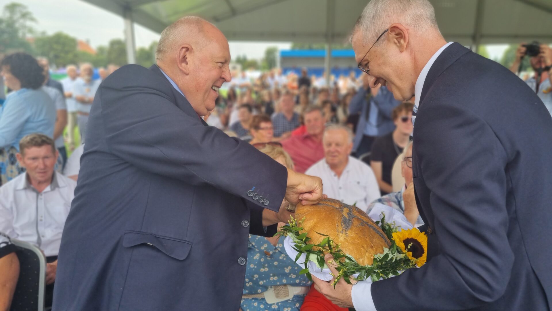 Dzielenie chleba podczas Wojewódzko-Diecezjalnych Dożynek Wielkopolskich w Pleszewie przez Burmistrza Miasta i Gminy Pleszew.