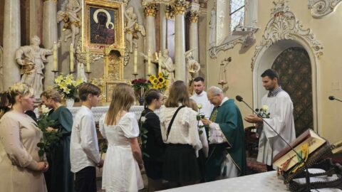 Delegacje składajace podziękowania ks. prałatowi Henrykowi Szymcowi podczas dziękczynnej mszy św. w kościele pw. Ścięcia św. Jana Chrzciciela.