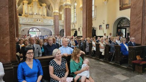 Mieszkańcy zgromadzeni na pożegnalnej mszy św. w kościele pw. Ścięcia św. Jana Chrzciciela w Pleszewie.