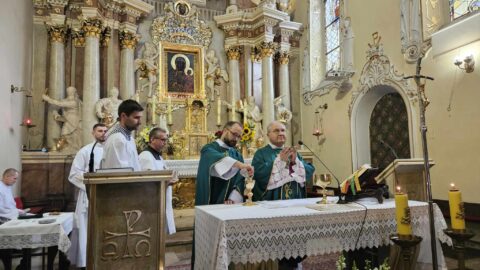 Ks. Henryk Szymiec odprawiający pożegnalną mszę św. w kościele pw. Ścięcia św. Jana Chrzciciela w Pleszewie.