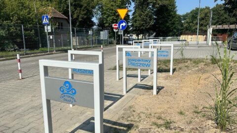Nowe stojaki na rowery z logotypami miasta oraz spółki Sport Pleszew zlokalizowane przy Parku Wodnym "Planty" w Pleszewie.