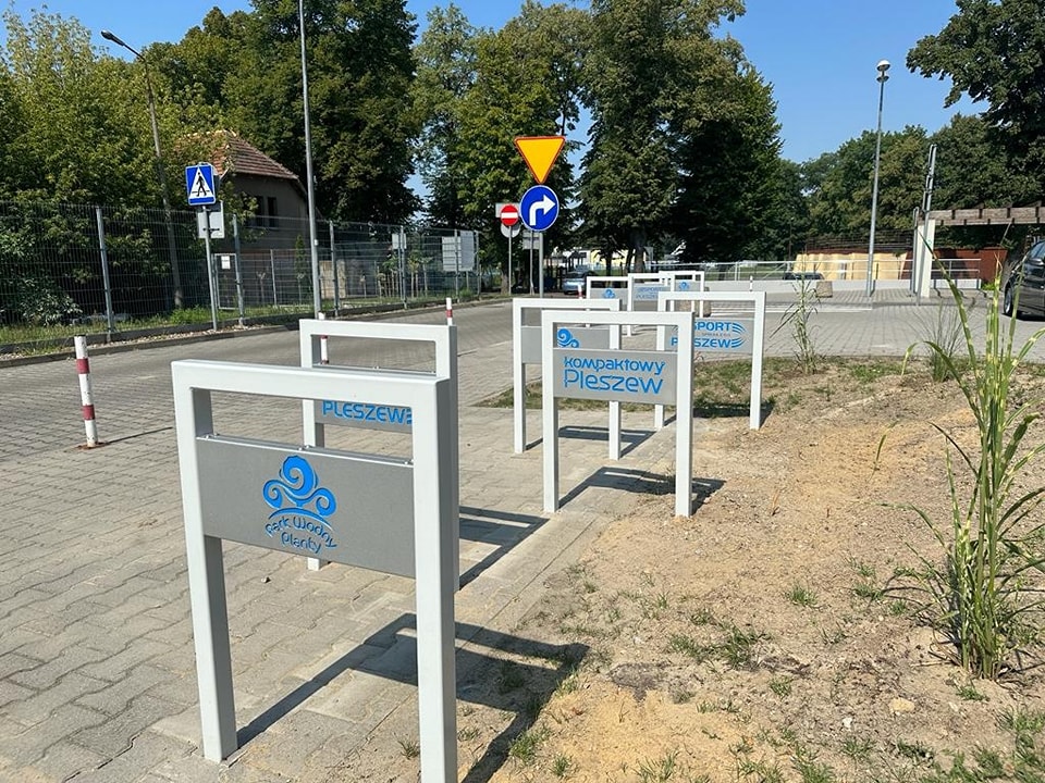 Nowe stojaki na rowery z logotypami miasta oraz spółki Sport Pleszew zlokalizowane przy Parku Wodnym "Planty" w Pleszewie.