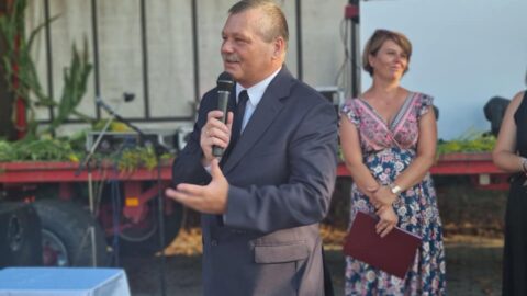 Przemówienie zastępcy burmistrza MiG Pleszew podczas dożynek wiejskich w Lenartowicach.