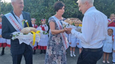 Odebranie chleba dożynkowego od starostów dożynek przez burmistrza MiG Pleszew podczas dożynek wiejskich w Dobrej Nadziei.