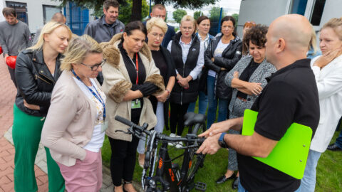 Pracownicy pleszewskiej rozlewni gazu GASPOL podczas dnia otwartego inicjatywy "E-roweruj z GASPOLEM" zapoznają się z działaniem elektrycznych rowerów na wynajem.