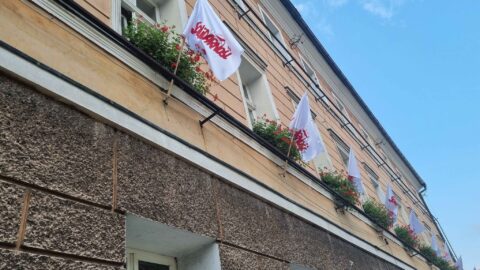 Pleszewski Ratusz z flagami "Solidarność" z okazji Dnia Wolności i Solidarności.