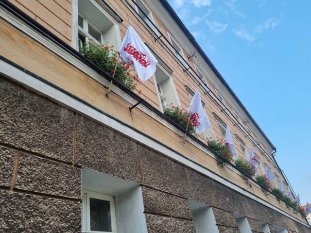 Pleszewski Ratusz z flagami "Solidarność" z okazji Dnia Wolności i Solidarności.