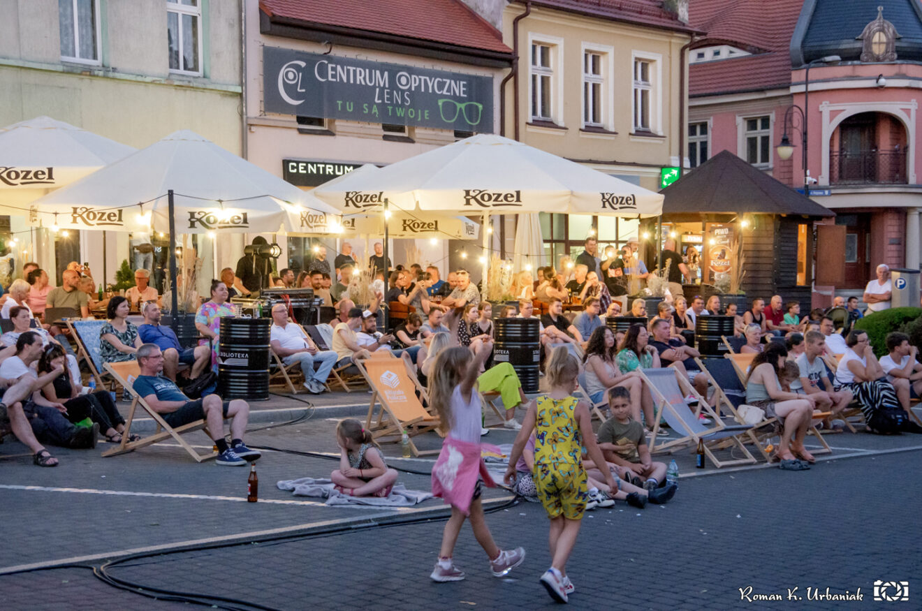 Widownia zgromadzona na Rynku podczas koncertu w Muzycznej Strefie na Rynku.