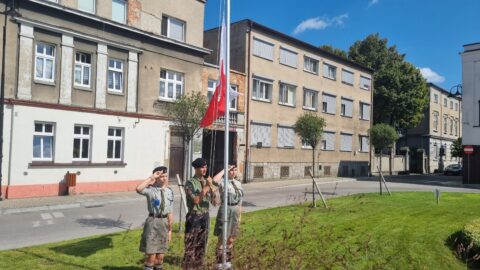 Uroczystość z okazji rocznicy wybuchu II wojny światowej na Placu Powstańców Wlkp. w Pleszewie. Wciąganie flagi na maszt przez harcerzy.