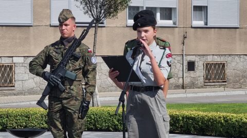 Gawęda harcerska podczas uroczystości z okazji rocznicy wybuchu II wojny światowej organizowana na Placu Powstańców Wlkp. w Pleszewie.