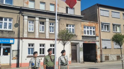 Harcerze po wciągnięciu flagi na maszt podczas uroczystości z okazji rocznicy wybuchu II wojny światowej na Placu Powstańców Wlkp. w Pleszewie.