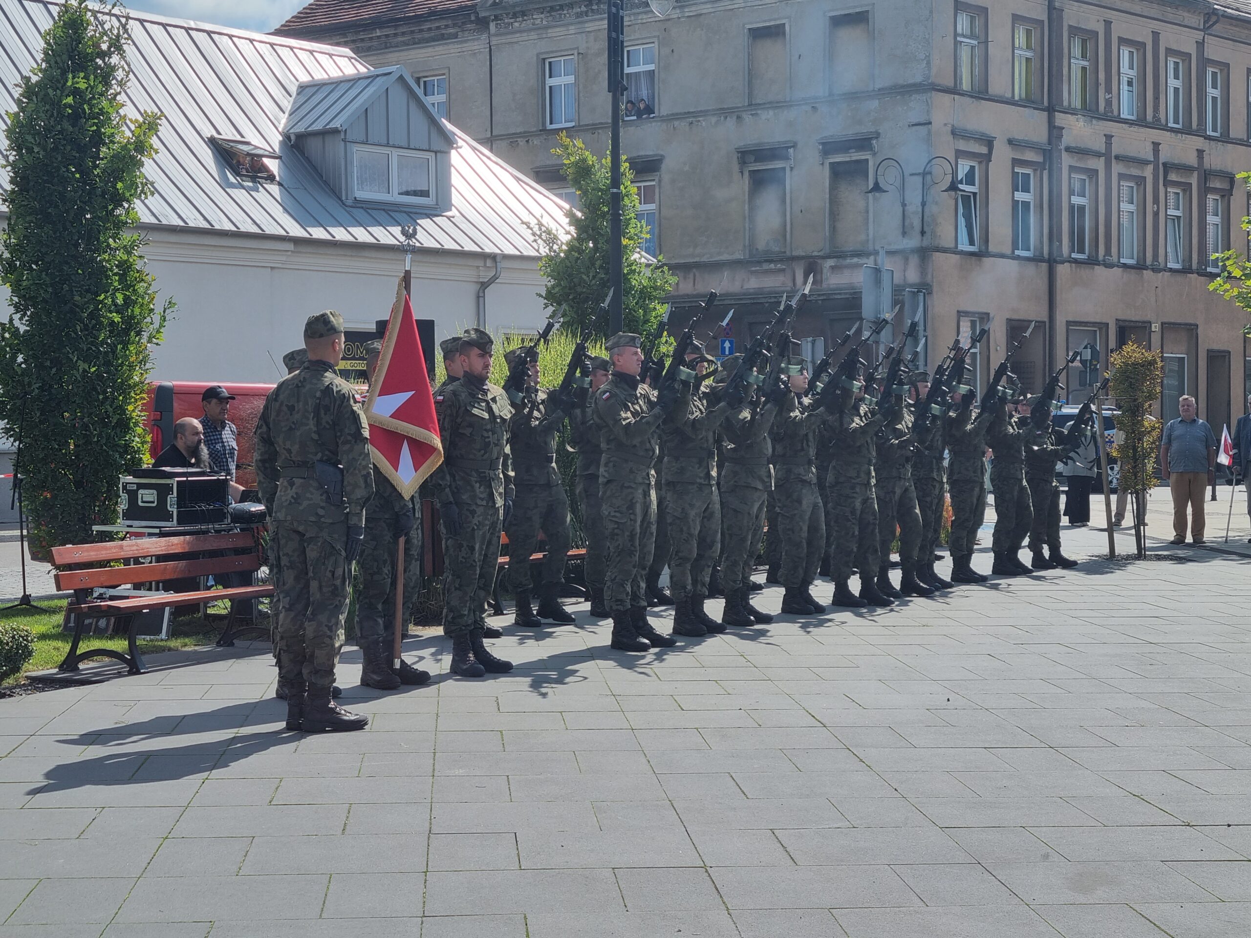 Kompania Honorowa 16. Batalionu Remontu Lotnisk w Jarocinie na uroczystości z okazji rocznicy wybuchu II wojny światowej w Pleszewie.