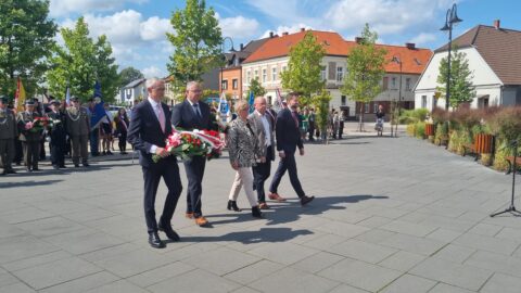 Delegacja samorządu Miasta i Gminy Pleszew oraz Starostwa Powiatowego w Pleszewie składająca kwiaty z okazji rocznicy wybuchu II wojny światowej.