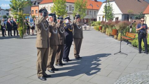Delegacja żołnierzy składająca kwiaty z okazji rocznicy wybuchu II wojny światowej.