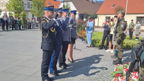 Delegacja służb mundurowych w Pleszewie składająca kwiaty z okazji rocznicy wybuchu II wojny światowej.