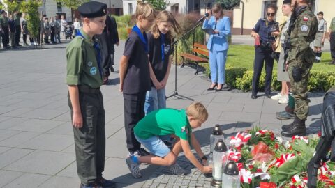 Delegacja harcerzy składająca znicz pod pomnikiem z okazji rocznicy wybuchu II wojny światowej.