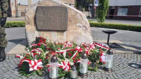 Pomnik upamiętniający żołnierzy 70 Pułku Piechoty w Pleszewie, pod którym złożono kwiaty oraz znicze z okazji rocznicy wybuchu II wojny światowej.