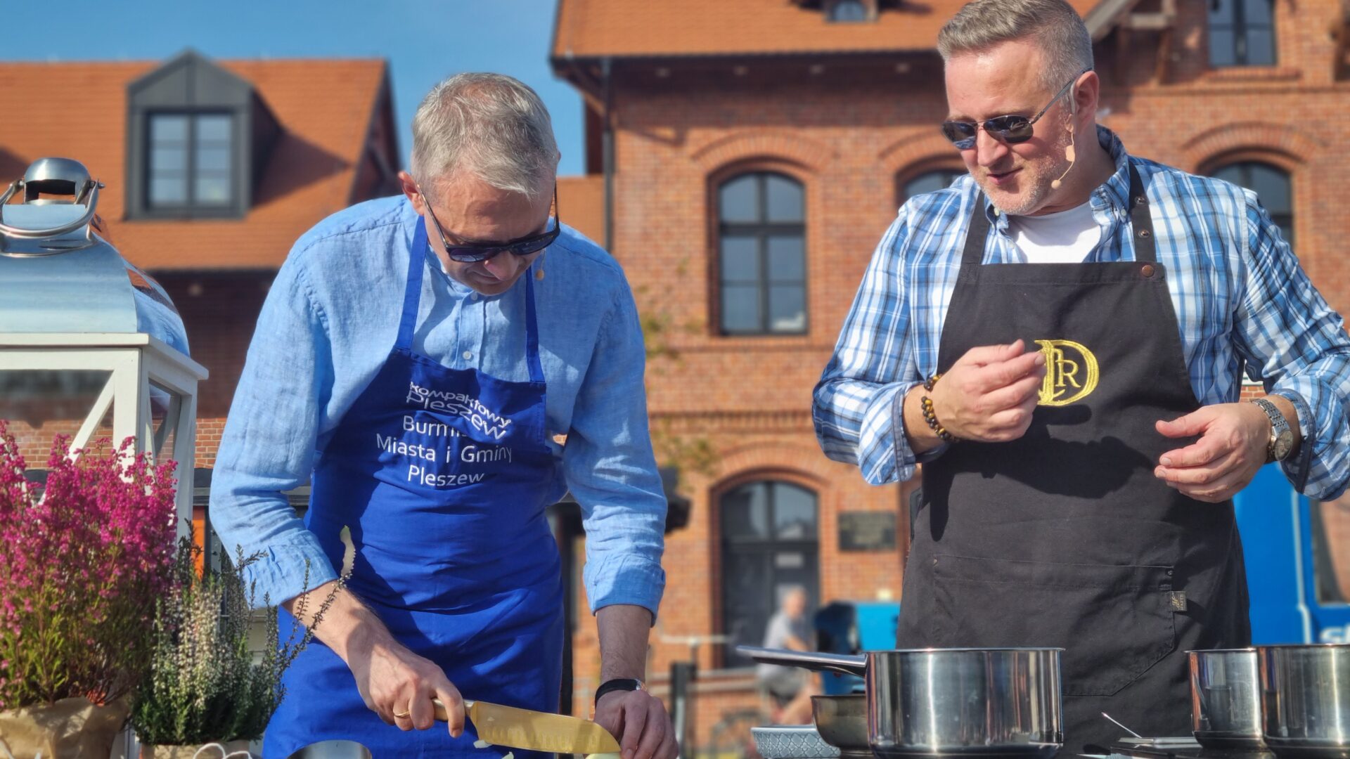 Burmistrz Pleszewa gotujący na torowisku przy Zajezdni Kultury wraz z Szefem Kuchni Patrykiem Dziamskim.